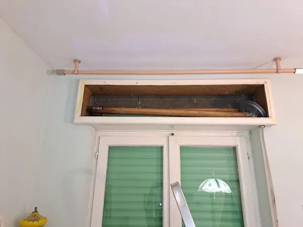 Cassonetto aperto con vecchio rullo in legno da sostituire – sostituzione tapparelle a Vo'