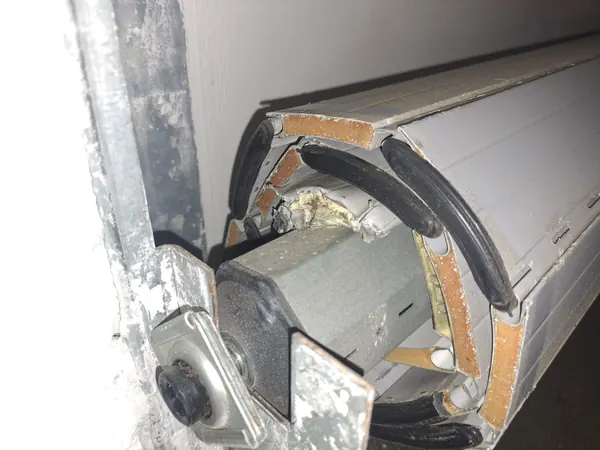 Motore tubolare di una tapparella elettrica con stecche coibentate rotte – riparazione tapparelle elettriche a Padova