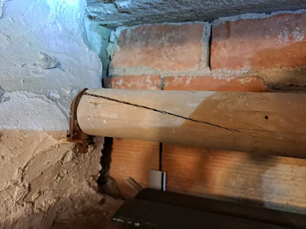 Rullo in legno crepato da sostituire – riparazione tapparelle a Rovolon