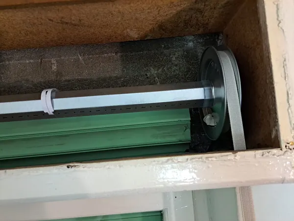 Nuovo rullo ottagonale in acciaio con puleggia e cinghia – sostituzione tapparelle a Vo'