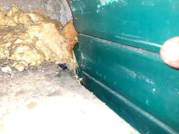 Stecche in acciaio di una tapparella bloccata sul davanzale – riparazione tapparelle a Vescovana