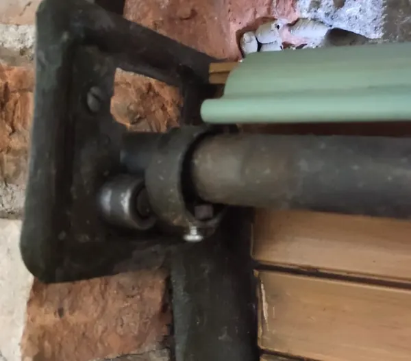 Supporto a muro e cuscinetto del rullo di una tapparella – riparazione tapparelle a Monselice