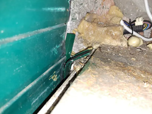 Tapparella in acciaio uscita dalla guida laterale – tapparella bloccata a Padova
